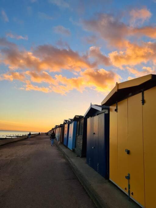 Awave From It All - Escape The City Life Jaywick Sands Exterior foto